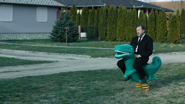 Apu meghalt, mégis követ mindenhová