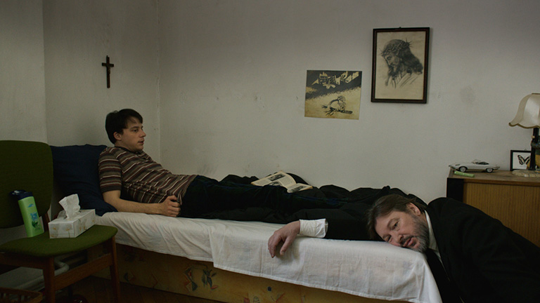 Apu meghalt, mégis követ mindenhová