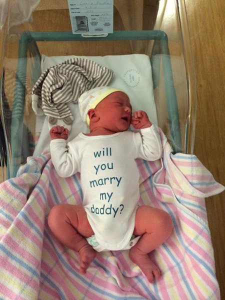 Újszülött babájuk segítségével kérte meg a párja kezét - fotó Újszülött babájuk segítségével kérte meg a párja kezét - fotó