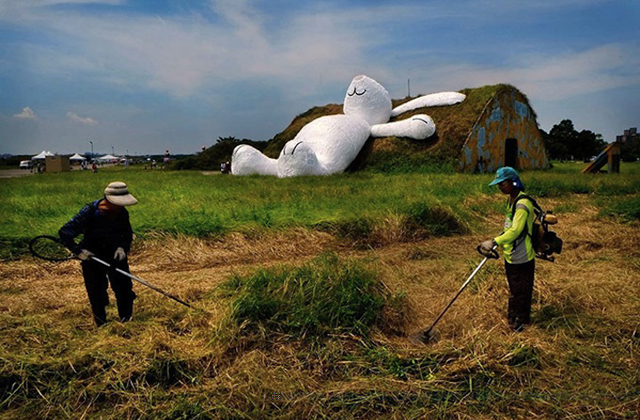 Gigantikus plüssnyuszi vigyorog a reptéren - fotók