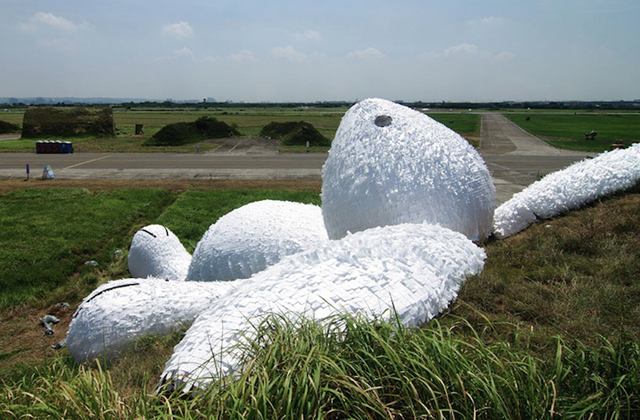 Gigantikus plüssnyuszi vigyorog a reptéren - fotók