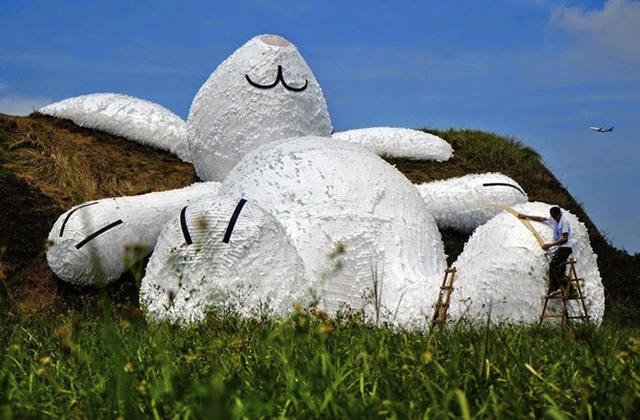 Gigantikus plüssnyuszi vigyorog a reptéren - fotók