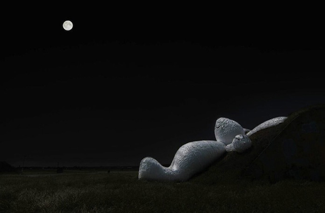 Gigantikus plüssnyuszi vigyorog a reptéren - fotók