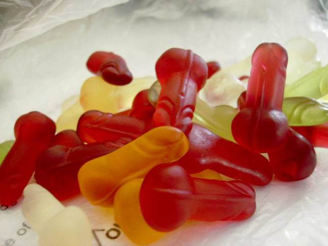 18+: Péniszgumicukrot kaptak a gyerekek 18+: Péniszgumicukrot kaptak a gyerekek