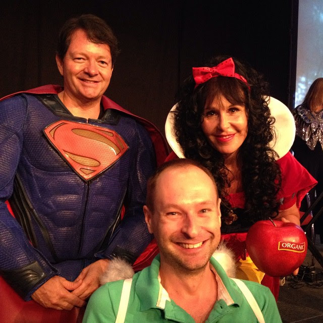 Ez a közös kép a jelmezes buliban készült rólunk. Doreen Virtue Hófehérkének öltözött (bio almával, természetesen), a férje Superman jelmezét öltötte magára. A zöld pólóhoz felvett angyalszárnyakat me