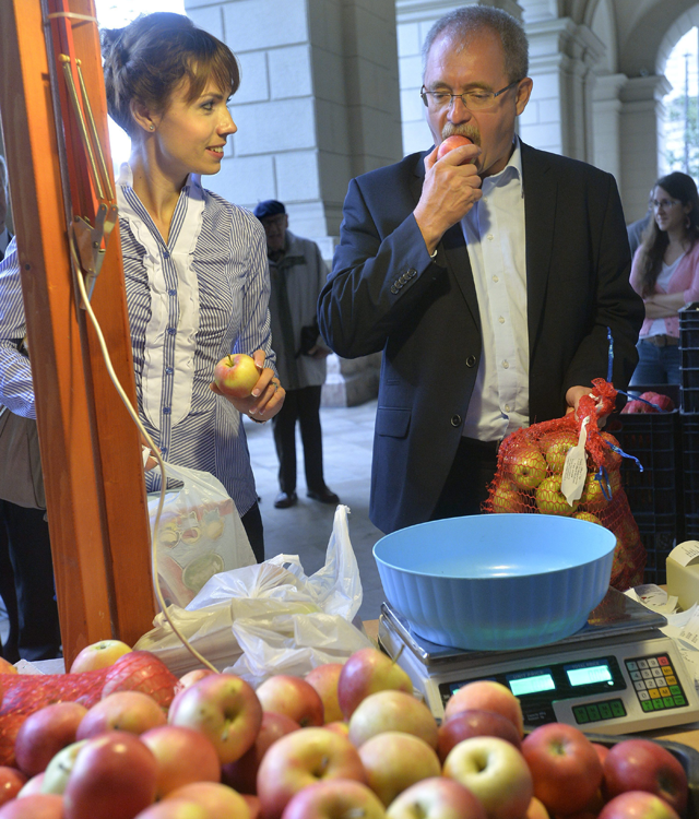 Fazekas Sándor földművelésügyi miniszter almát kóstol - Fotó: Máthé Zoltán / MTI