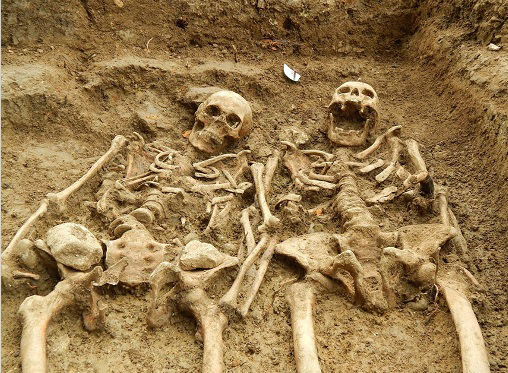 700 éve fogja egymás kezét a szerelmespár - fotó