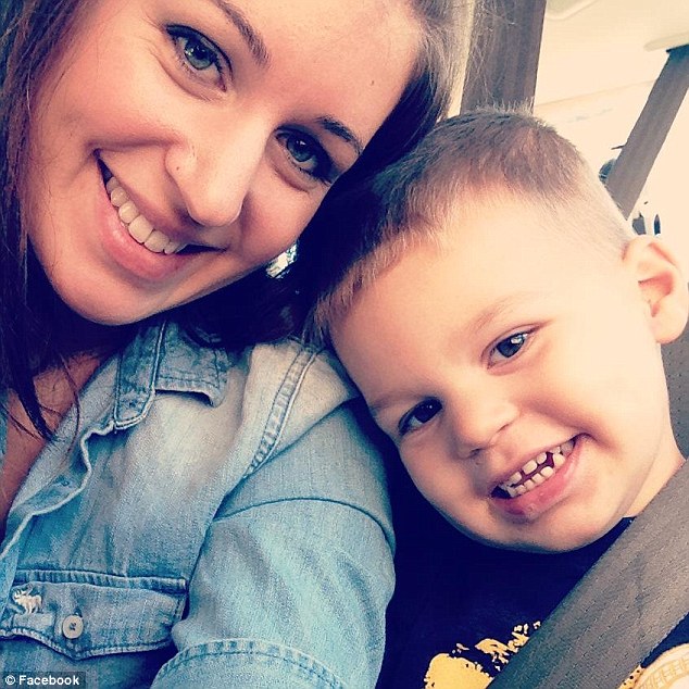 Megható pillanatok: Így örül egy kisfiú a 9 hónap után Afganisztánból hazaérkező édesanyjának