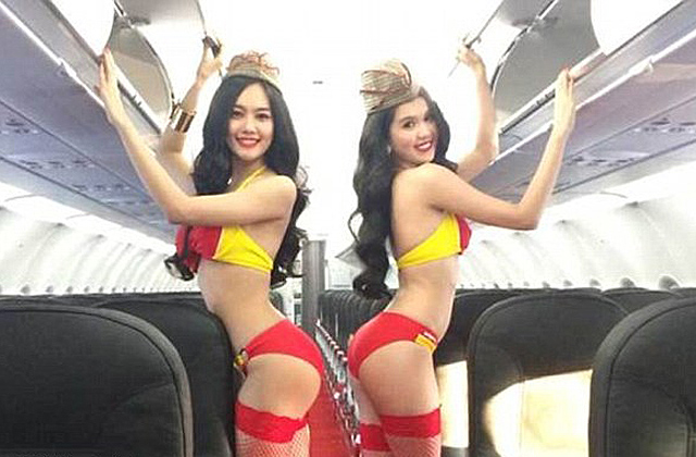 Fehérneműs stewardessek miatt támadják a légitársaságot