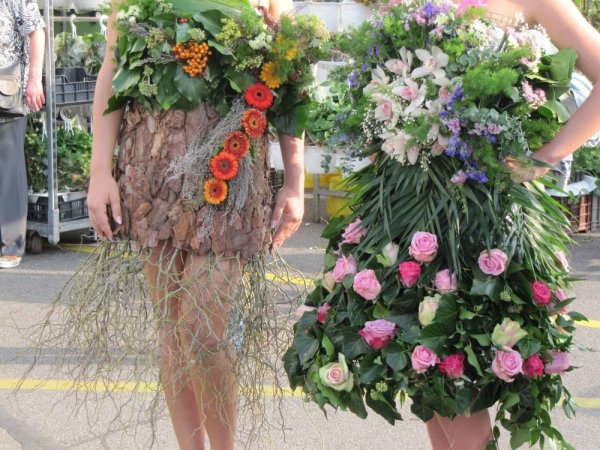 Ruhák virágból - teleraktak rózsával!