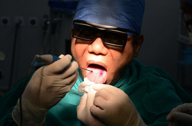 Saját magát műtötte a sebész 