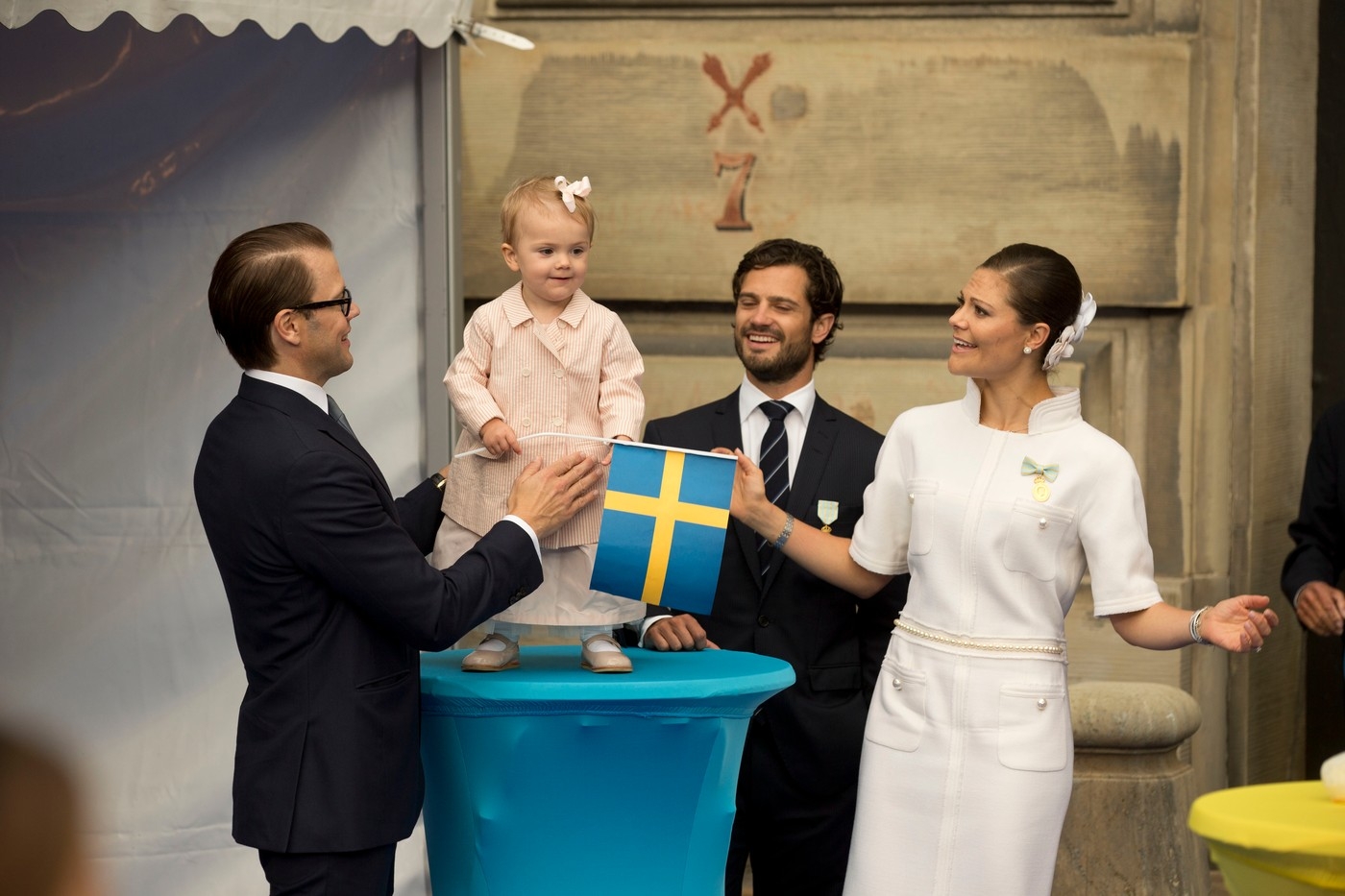 Testvérével Viktória koronahercegnővel, és annak családjával