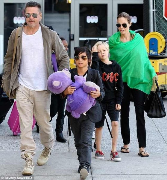 Így kényezteti felesége Brad Pittet