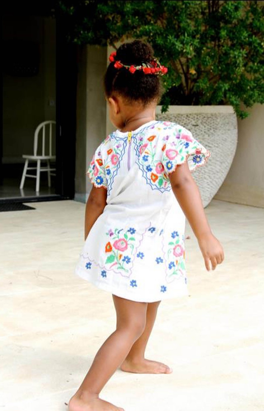 Beyoncé kislánya kalocsai mintás ruhában divatozik - fotó Beyoncé kislánya kalocsai mintás ruhában divatozik - fotó