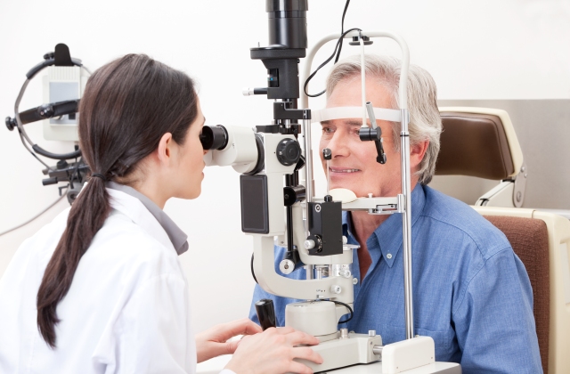 Hogy jobban lássalak – mit tehetek a nagyi látásáért?