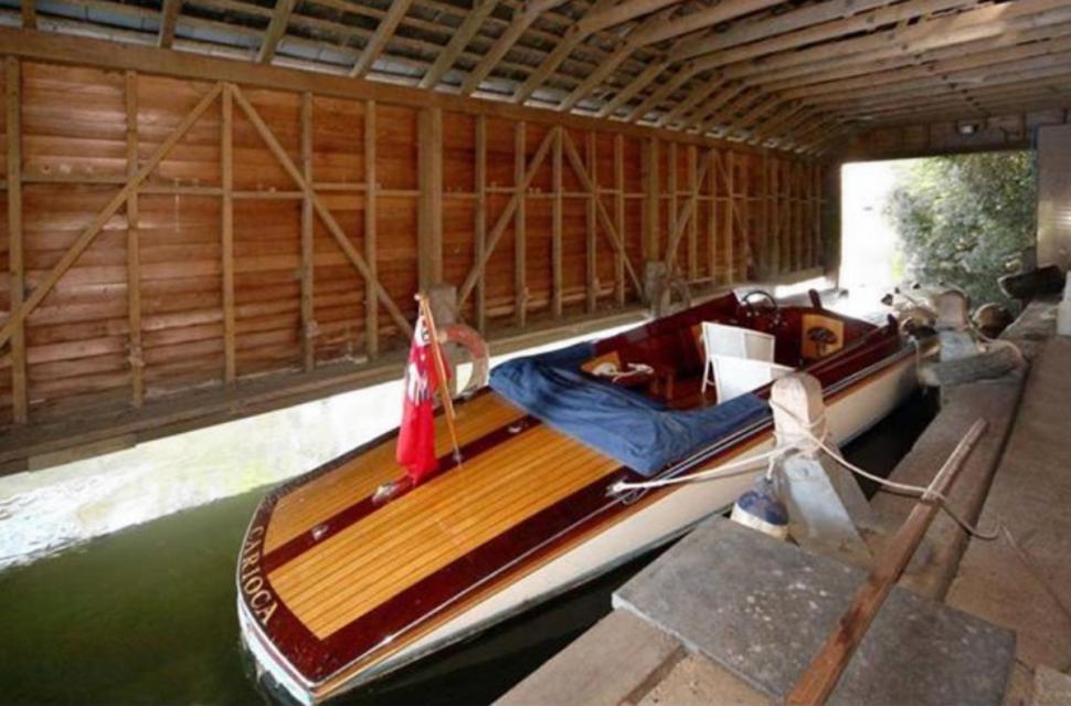 Egy kis szigeten álló angol kastély lehet a Clooney család új otthona