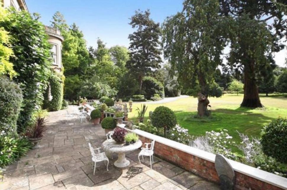 Egy kis szigeten álló angol kastély lehet a Clooney család új otthona