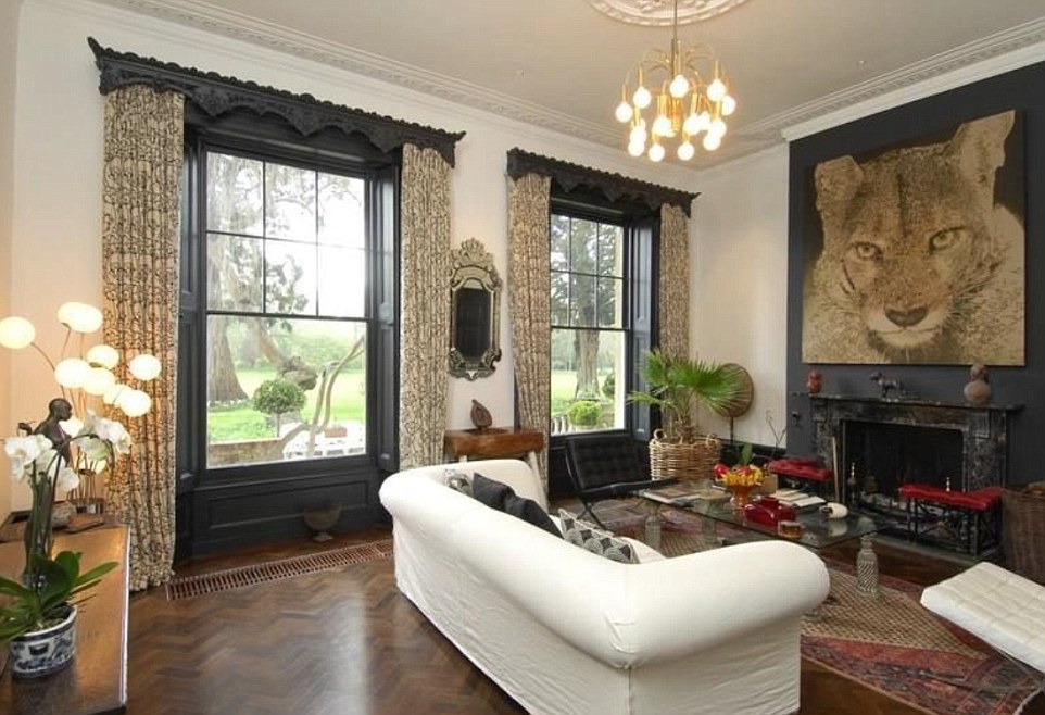 Egy kis szigeten álló angol kastélyban a Clooney család új otthona