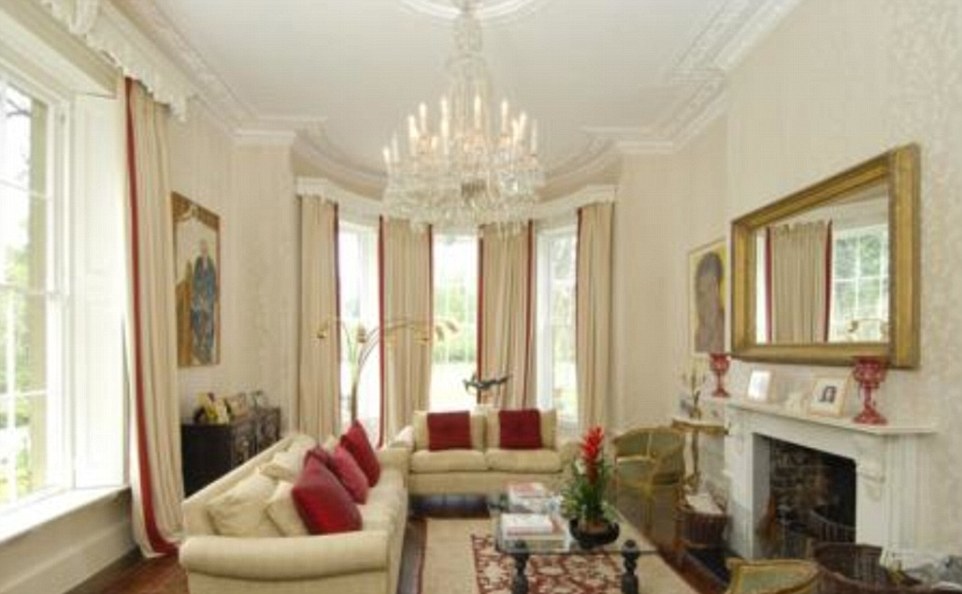 Egy kis szigeten álló angol kastélyban a Clooney család új otthona