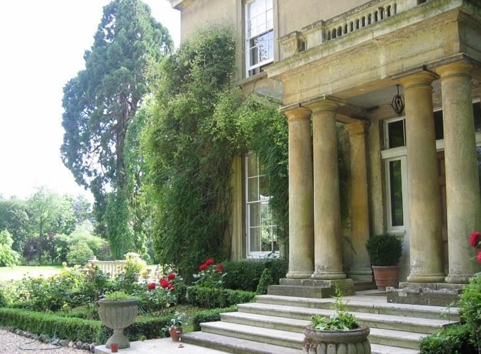 Egy kis szigeten álló angol kastélyban a Clooney család új otthona