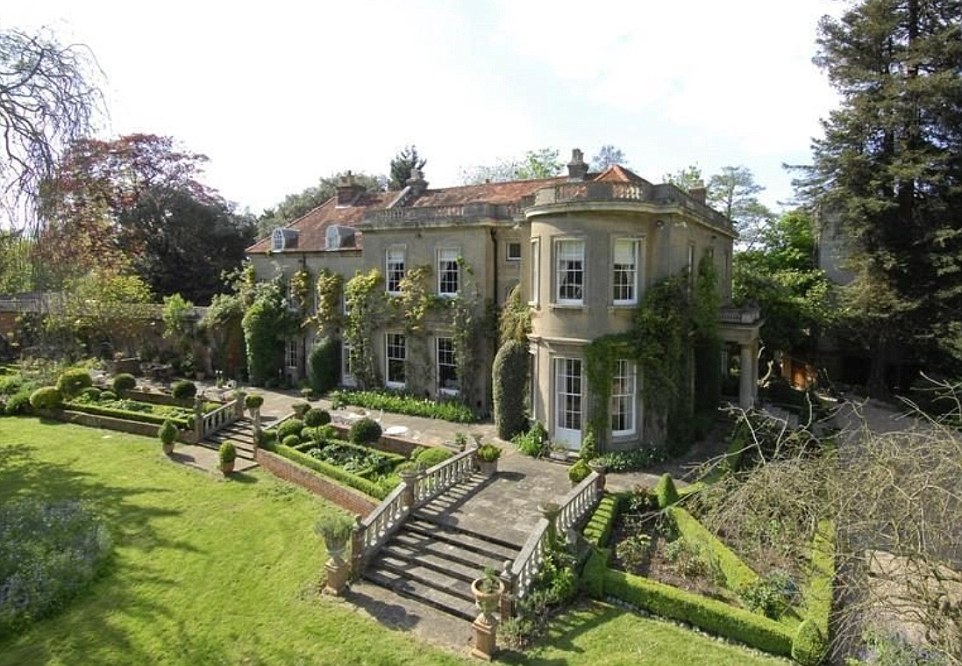 Egy kis szigeten álló angol kastélyban a Clooney család új otthona