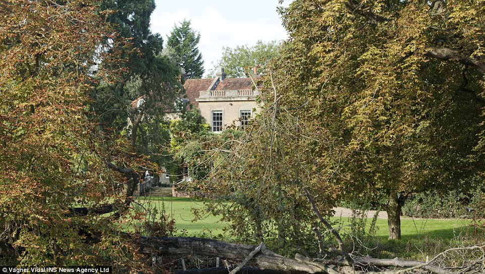 Egy kis szigeten álló angol kastélyban a Clooney család új otthona