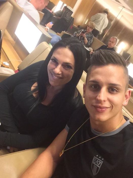 Itt még minden szép és jó volt - ha jól sejtjük, hazafele már nem fognak egymás mellé ülni a repülőgépen