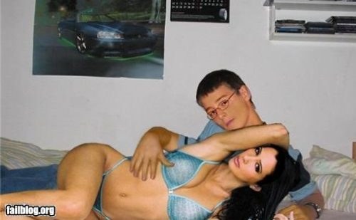 Vicces fotók: lúzer pasik, akik barátnőt photoshopoltak maguknak