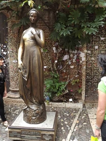 Így jutottam egy tévéstúdióból Rómeó és Júlia városába! Így jutottam egy tévéstúdióból Rómeó és Júlia városába!