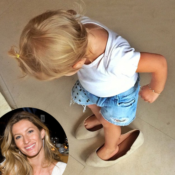 Anyja cipőjét próbálgatta a szupermodell pici lánya - fotó