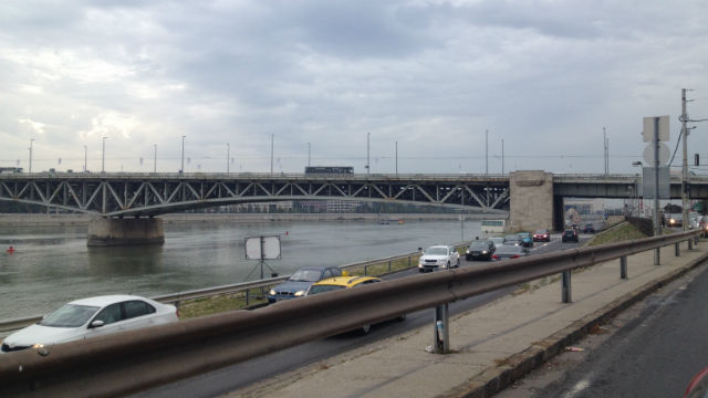 Ma reggel óriási Rubik-kocka úszott Pesten a Dunán