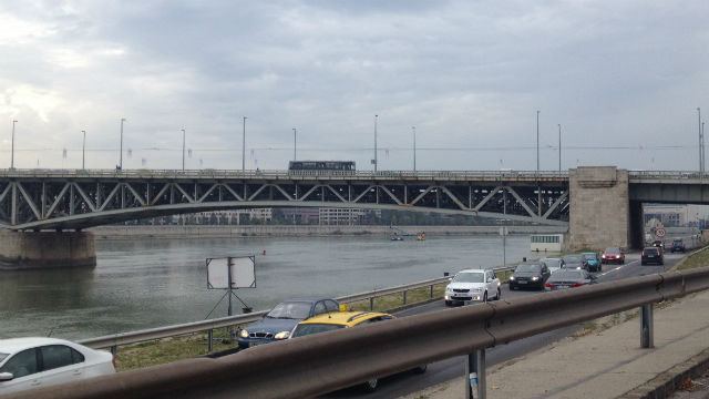 Ma reggel óriási Rubik-kocka úszott Pesten a Dunán