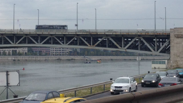 Ma reggel óriási Rubik-kocka úszott Pesten a Dunán