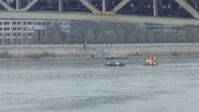 Ma reggel óriási Rubik-kocka úszott Pesten a Dunán