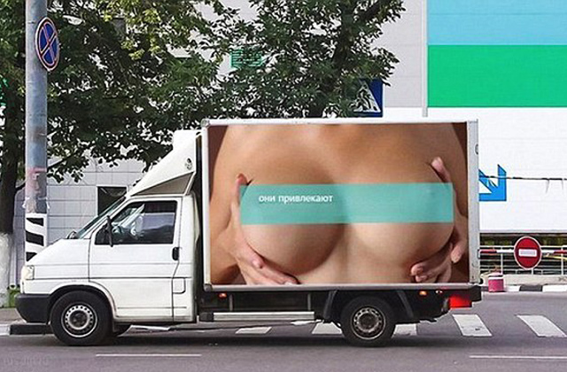 Több mint 500 balesetet okozott két női mell Moszkváben 