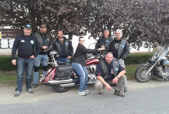 Motorosok segítik Dani iskolába járását