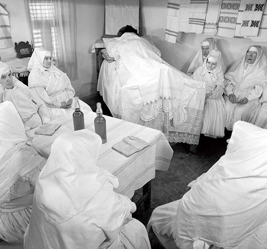 A Somogy megyei Csököly községben talpig fehérben virrasztják a halottat