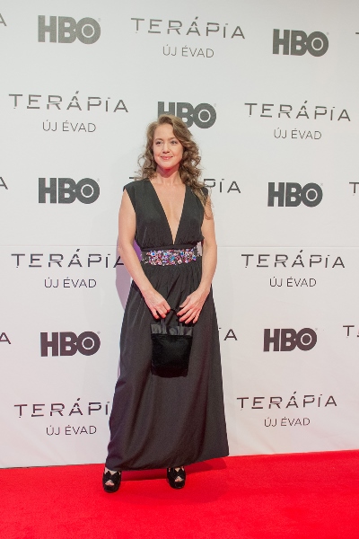 Szexi dekoltázzsal ünnepelt a Terápia színésznője - galéria