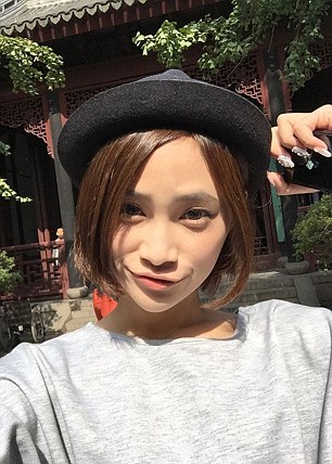 A diáklány szexszel finanszírozza az utazásait A diáklány szexszel finanszírozza az utazásait