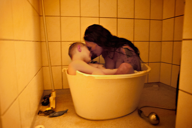 Így neveli gyermekeit a prostituált édesanya