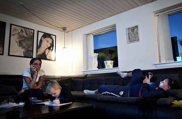 Így neveli gyermekeit a prostituált édesanya