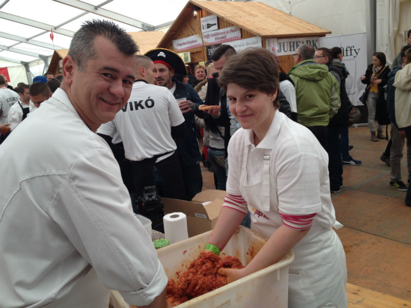 Bede Robi egy nézővel dolgozza a húst
