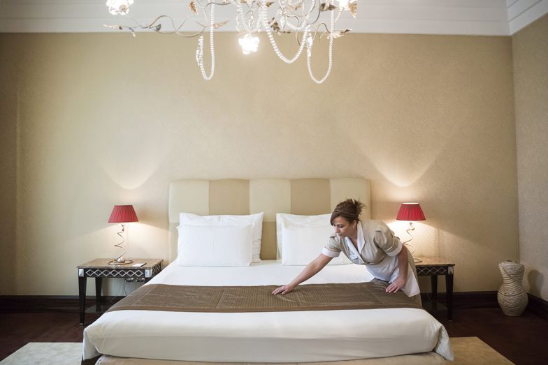 Márványmosdó és piros csillár: a 120 éves New York Palota képekben