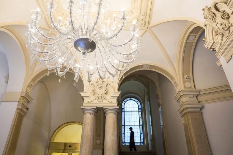 Márványmosdó és piros csillár: a 120 éves New York Palota képekben