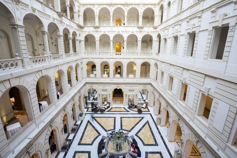 Márványmosdó és piros csillár: a 120 éves New York Palota képekben