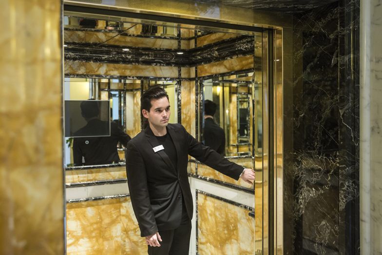 Márványmosdó és piros csillár: a 120 éves New York Palota képekben