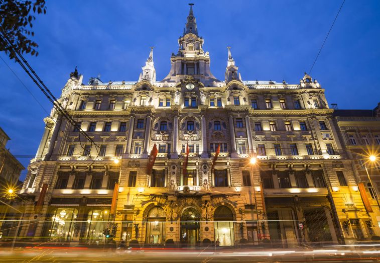 Márványmosdó és piros csillár: a 120 éves New York Palota képekben