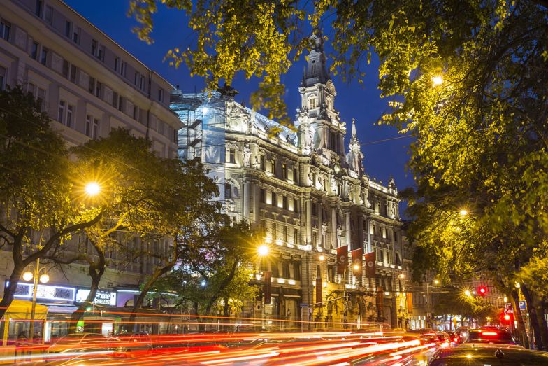 Márványmosdó és piros csillár: a 120 éves New York Palota képekben