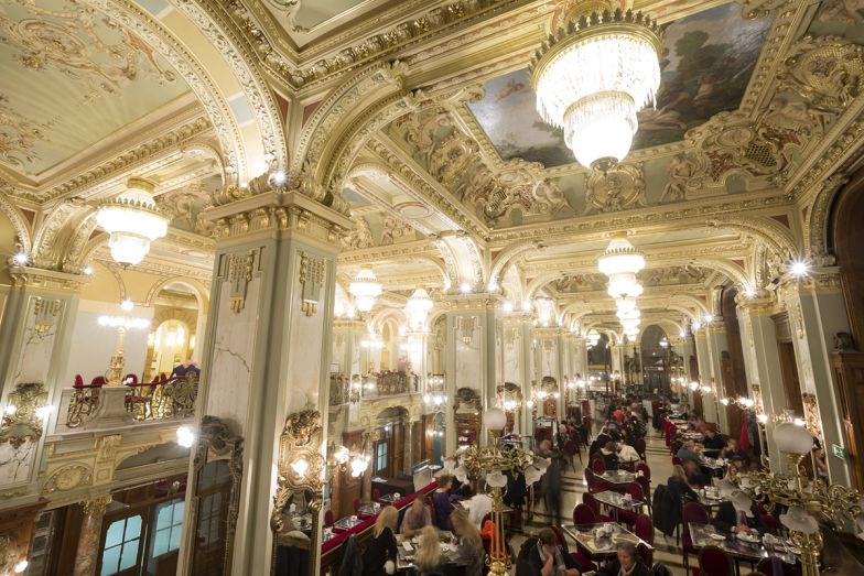 Márványmosdó és piros csillár: a 120 éves New York Palota képekben