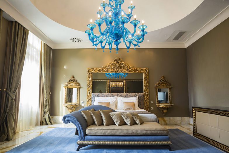 Márványmosdó és piros csillár: a 120 éves New York Palota képekben